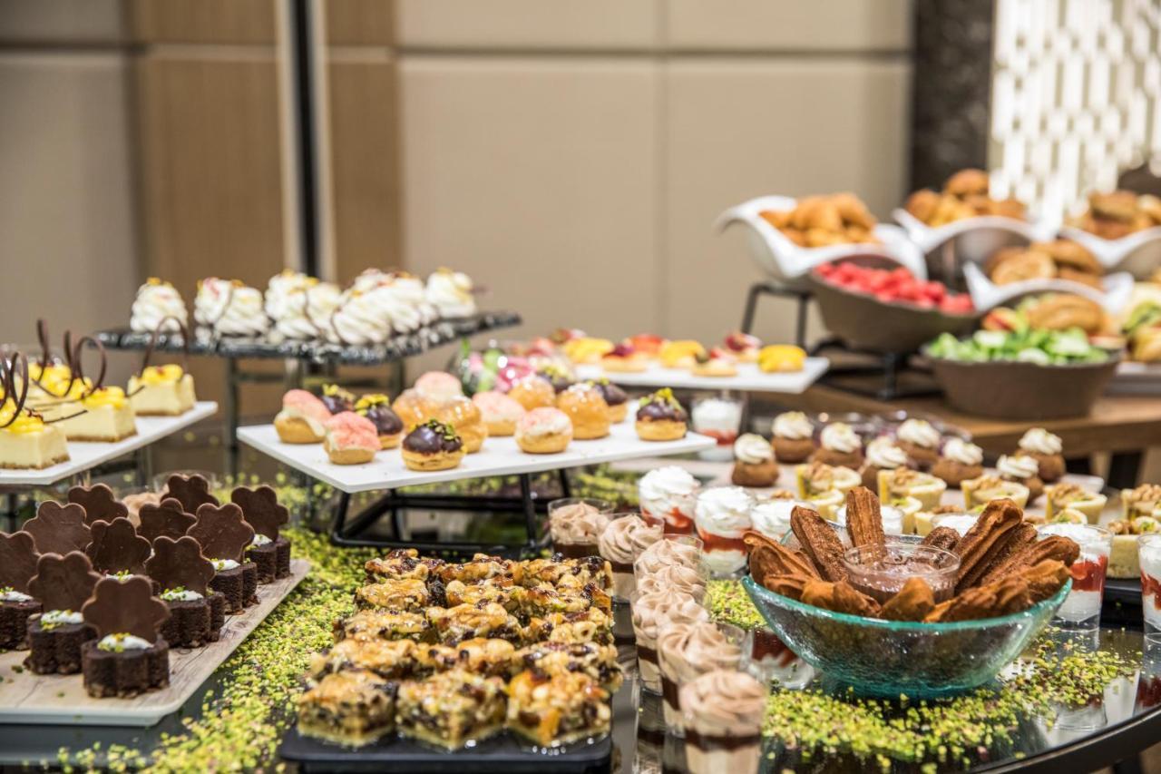 클라리온 호텔 골든 혼 이스탄불 외부 사진 A dessert buffet