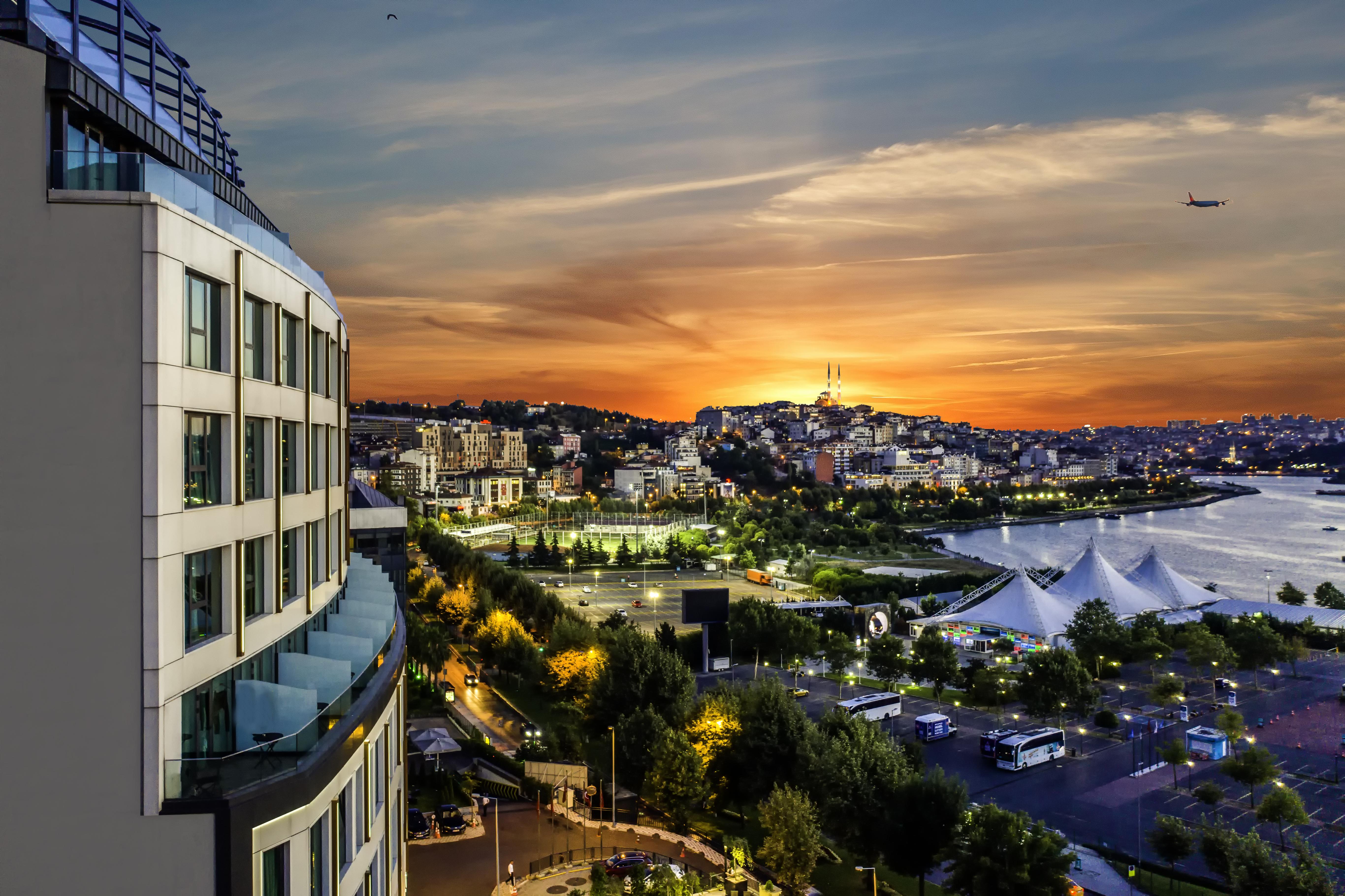 클라리온 호텔 골든 혼 이스탄불 외부 사진 View of the city from the hotel
