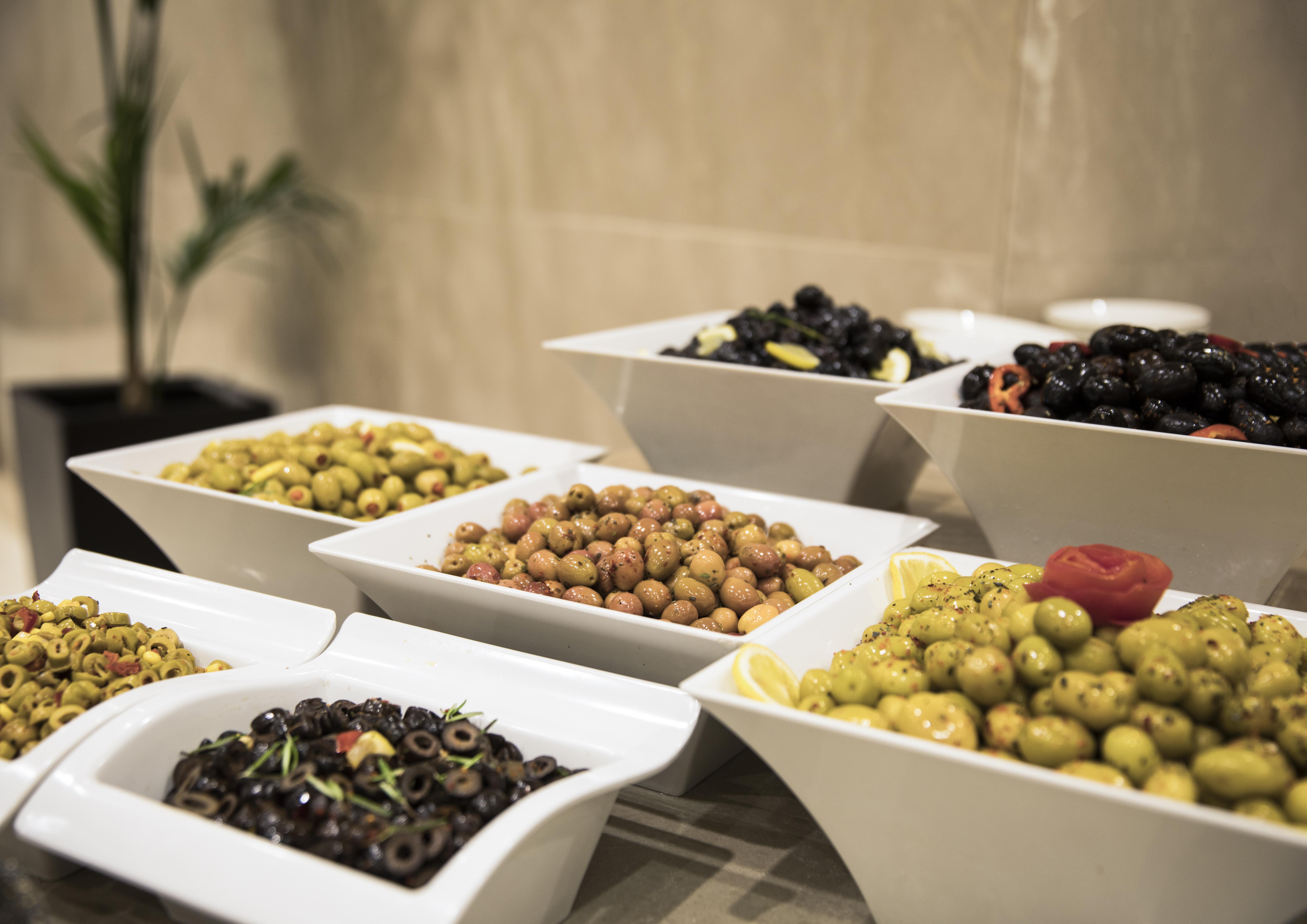 클라리온 호텔 골든 혼 이스탄불 외부 사진 A selection of olives