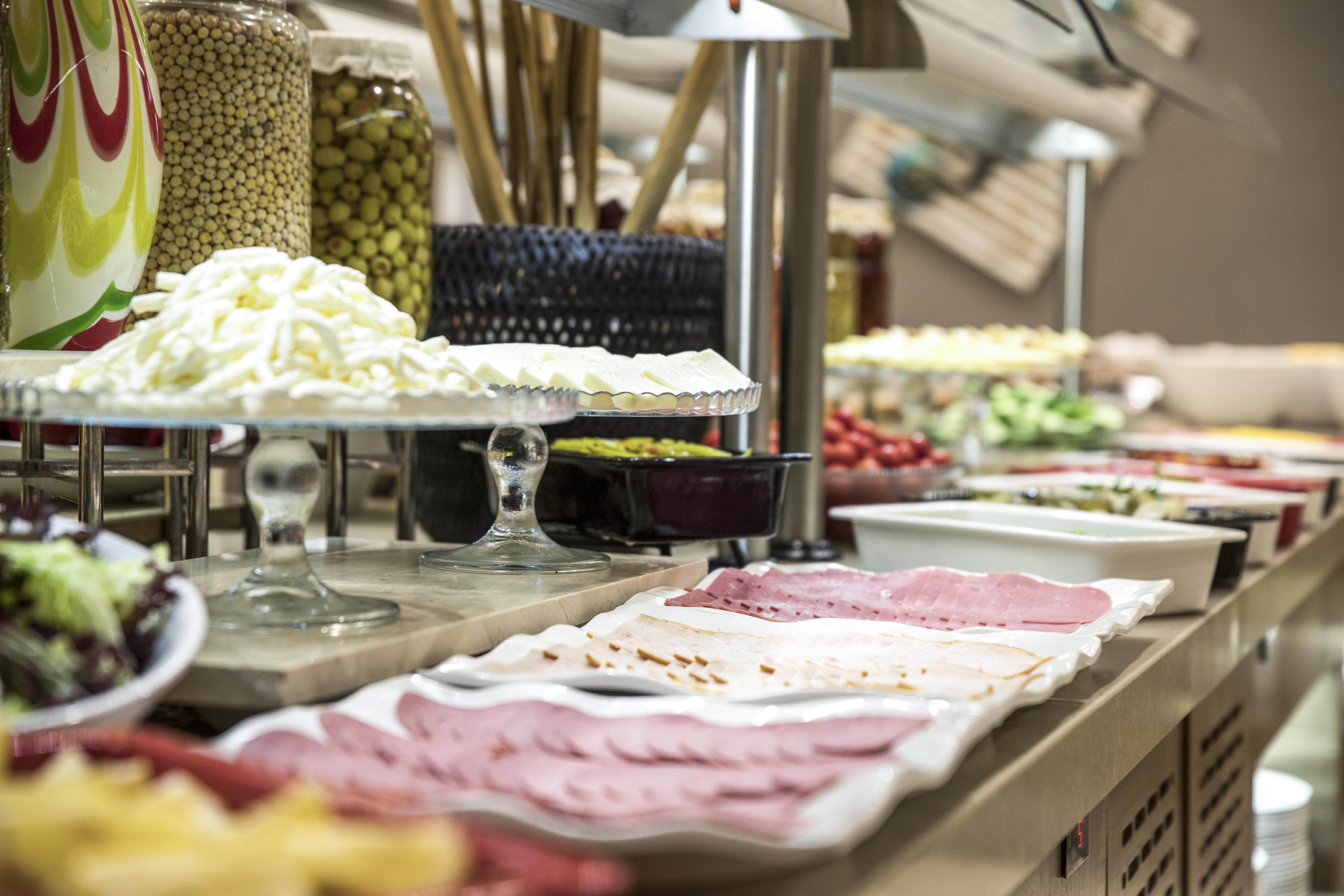 클라리온 호텔 골든 혼 이스탄불 외부 사진 A buffet at a hotel