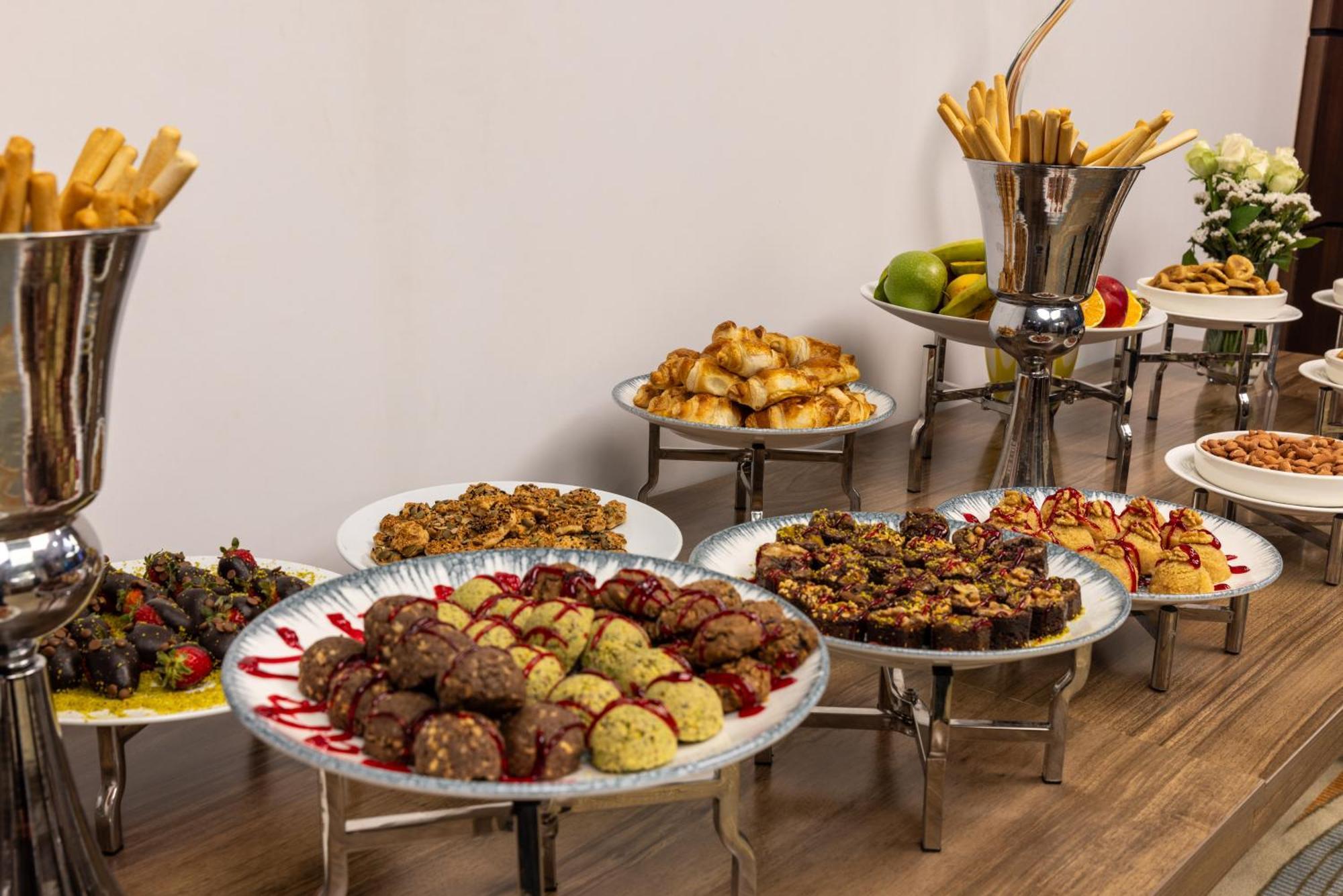 클라리온 호텔 골든 혼 이스탄불 외부 사진 A selection of Israeli desserts