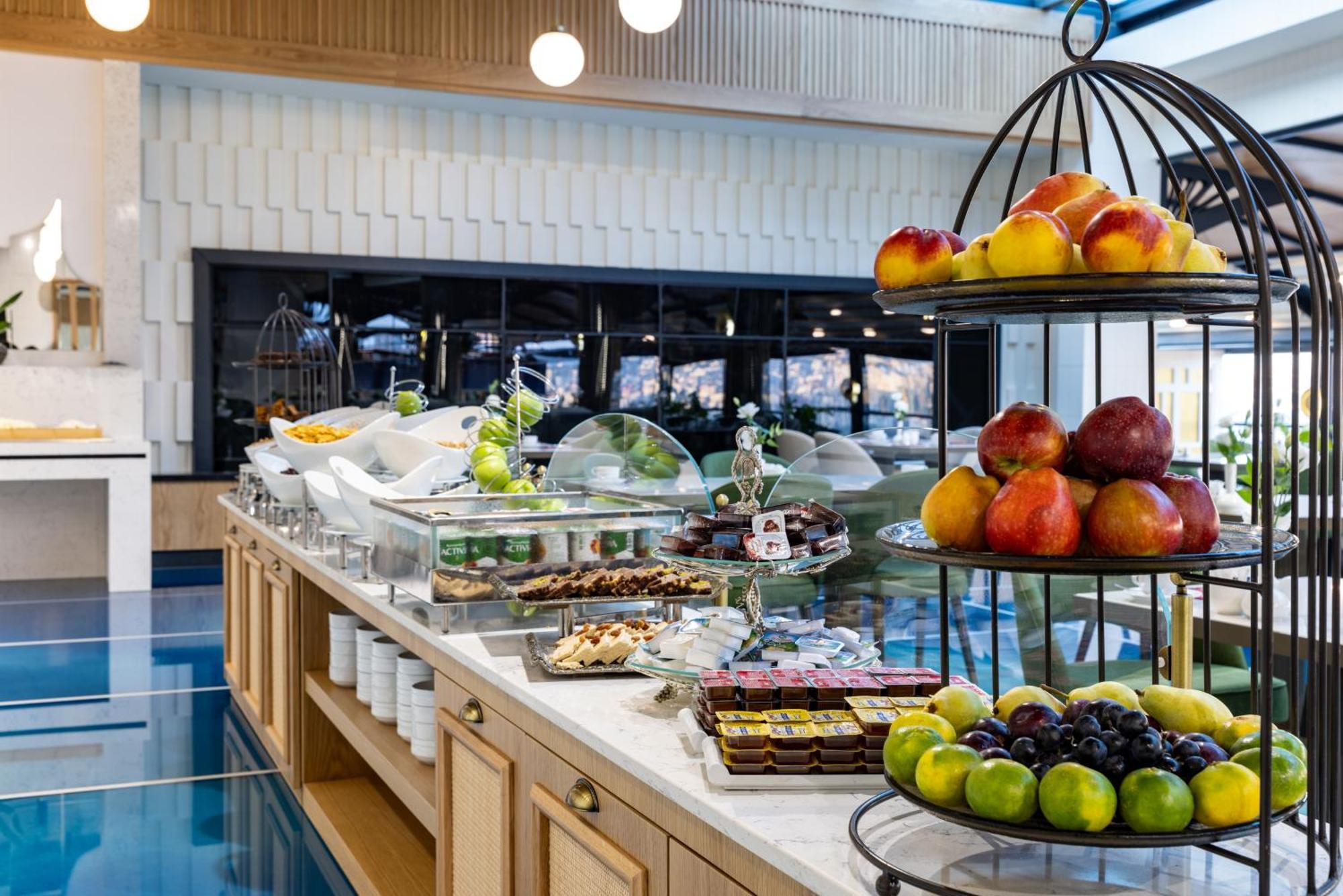 클라리온 호텔 골든 혼 이스탄불 외부 사진 A buffet at a hotel