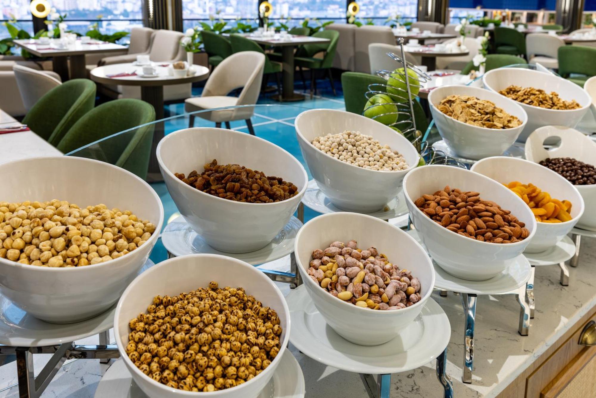 클라리온 호텔 골든 혼 이스탄불 외부 사진 A selection of nuts at a buffet
