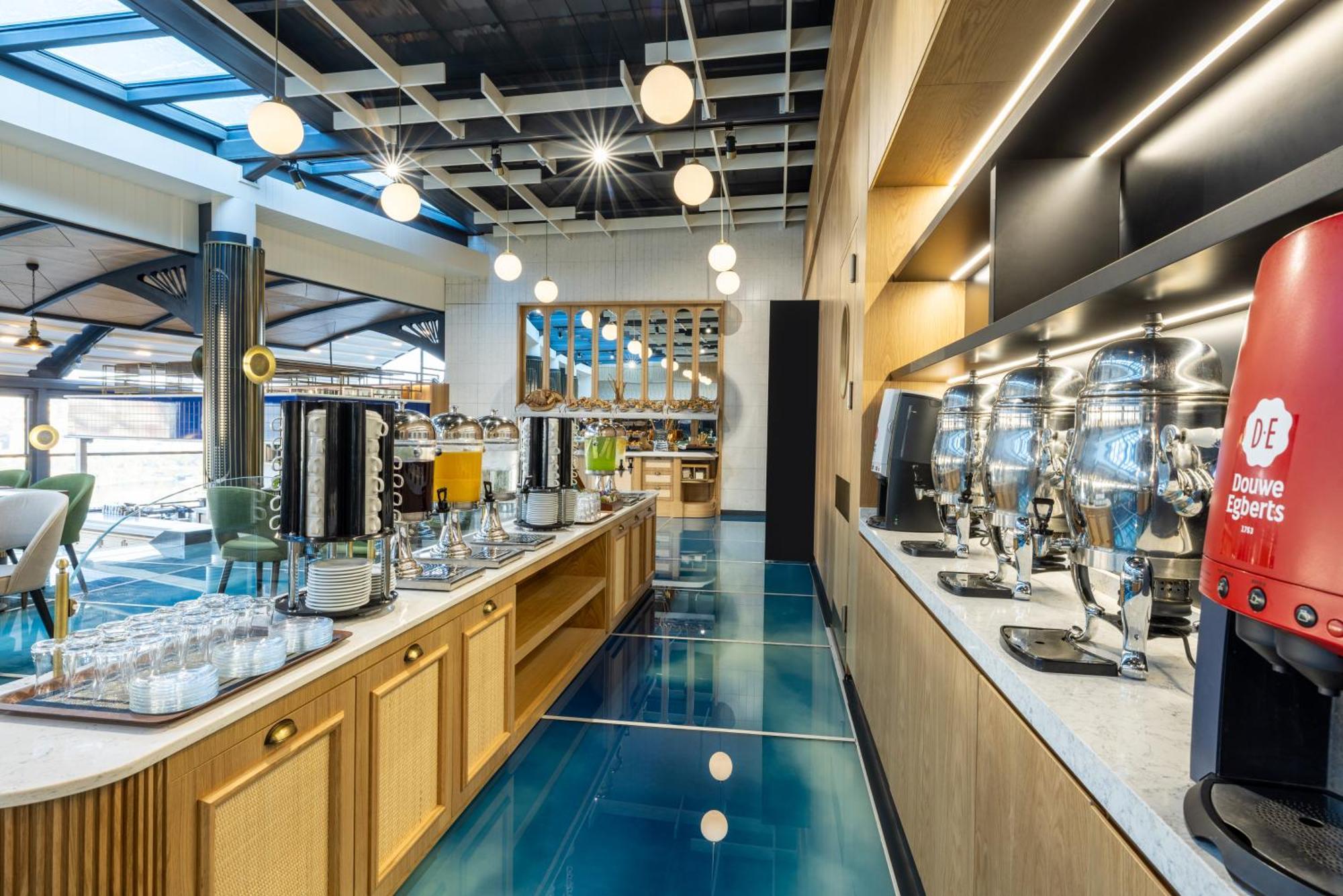 클라리온 호텔 골든 혼 이스탄불 외부 사진 The Ristretto Lab at the R. STUHL coffee headquarters in Cologne, Germany