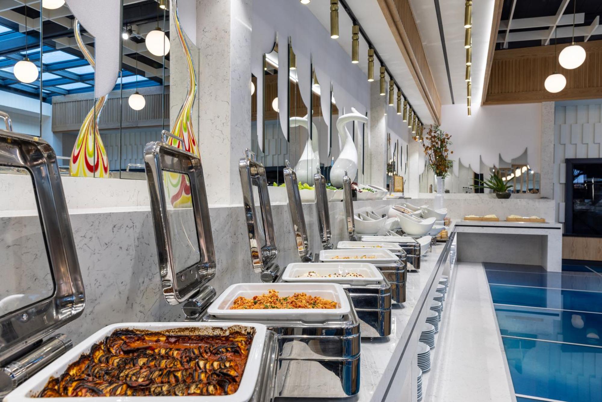 클라리온 호텔 골든 혼 이스탄불 외부 사진 A buffet at a restaurant