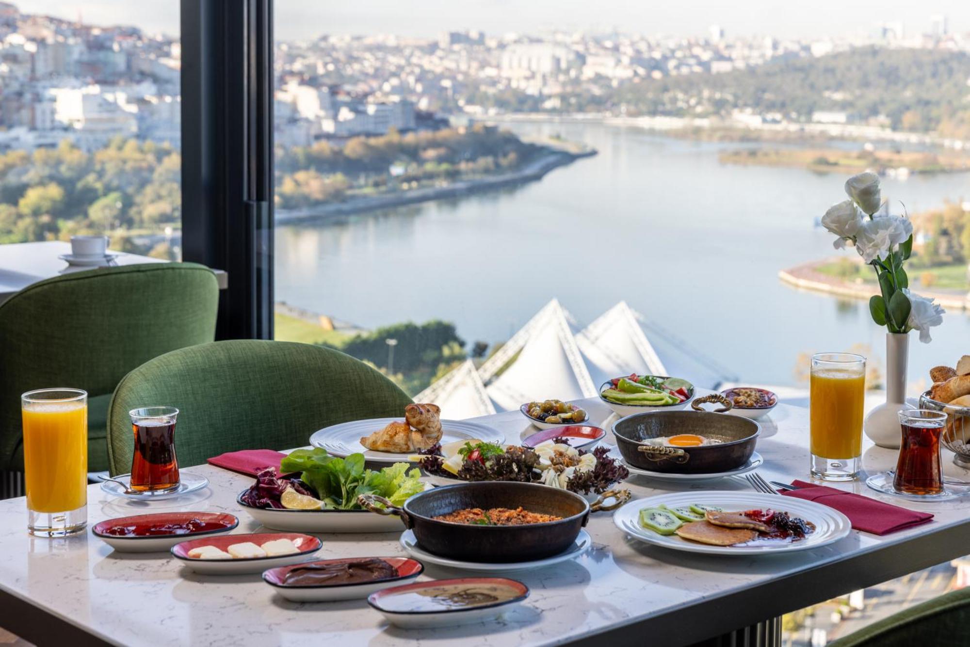클라리온 호텔 골든 혼 이스탄불 외부 사진 Breakfast at the hotel