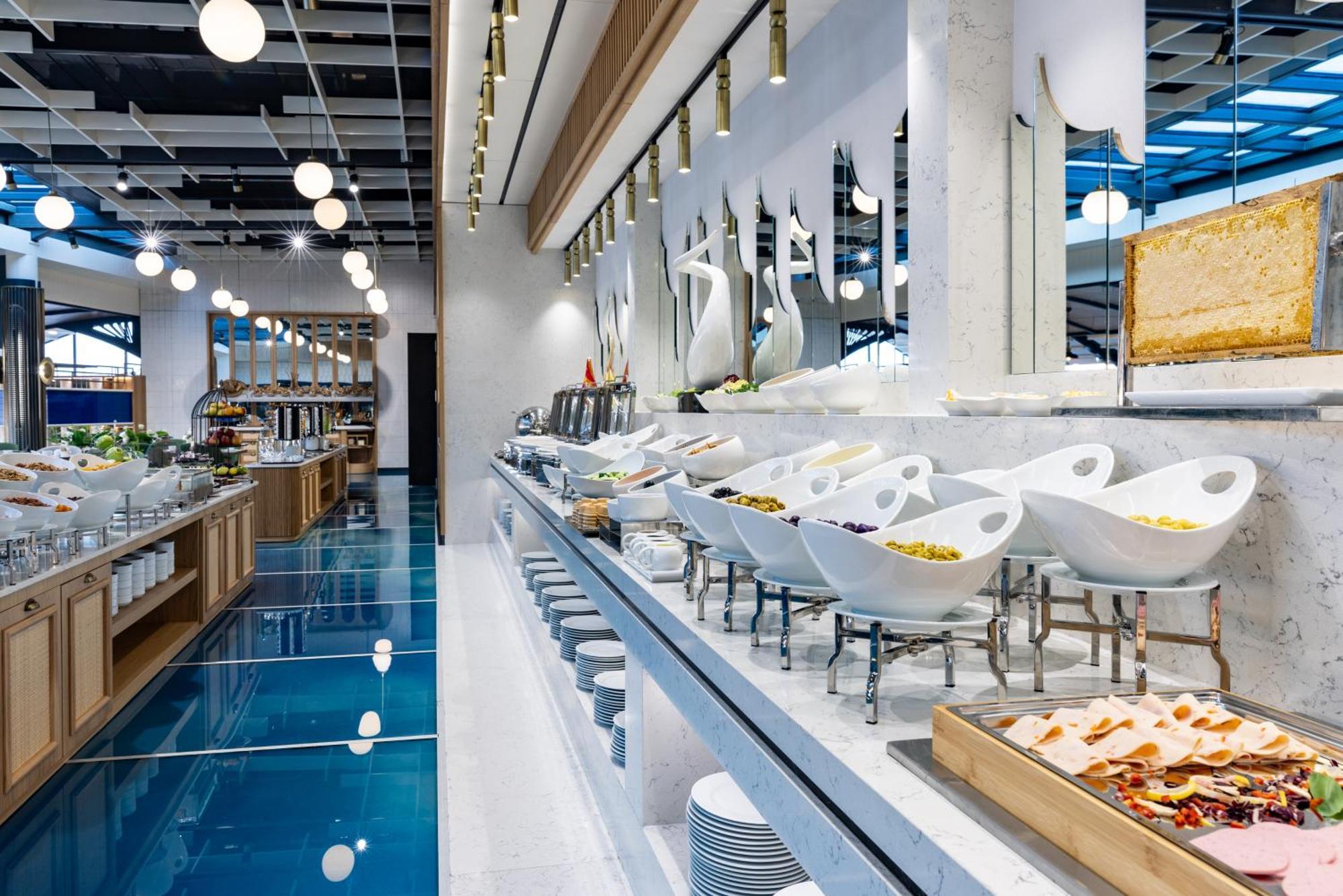 클라리온 호텔 골든 혼 이스탄불 외부 사진 The buffet at the lounge
