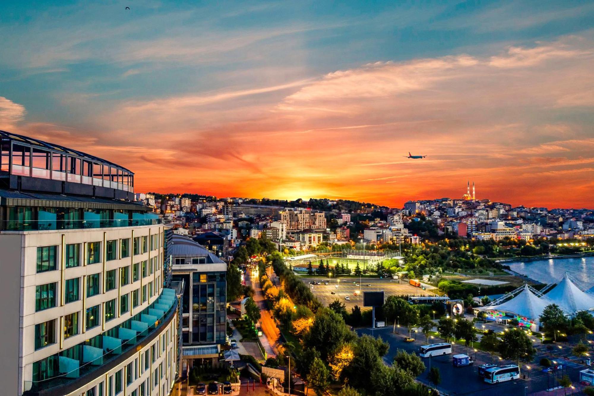 클라리온 호텔 골든 혼 이스탄불 외부 사진 Sunset over the city